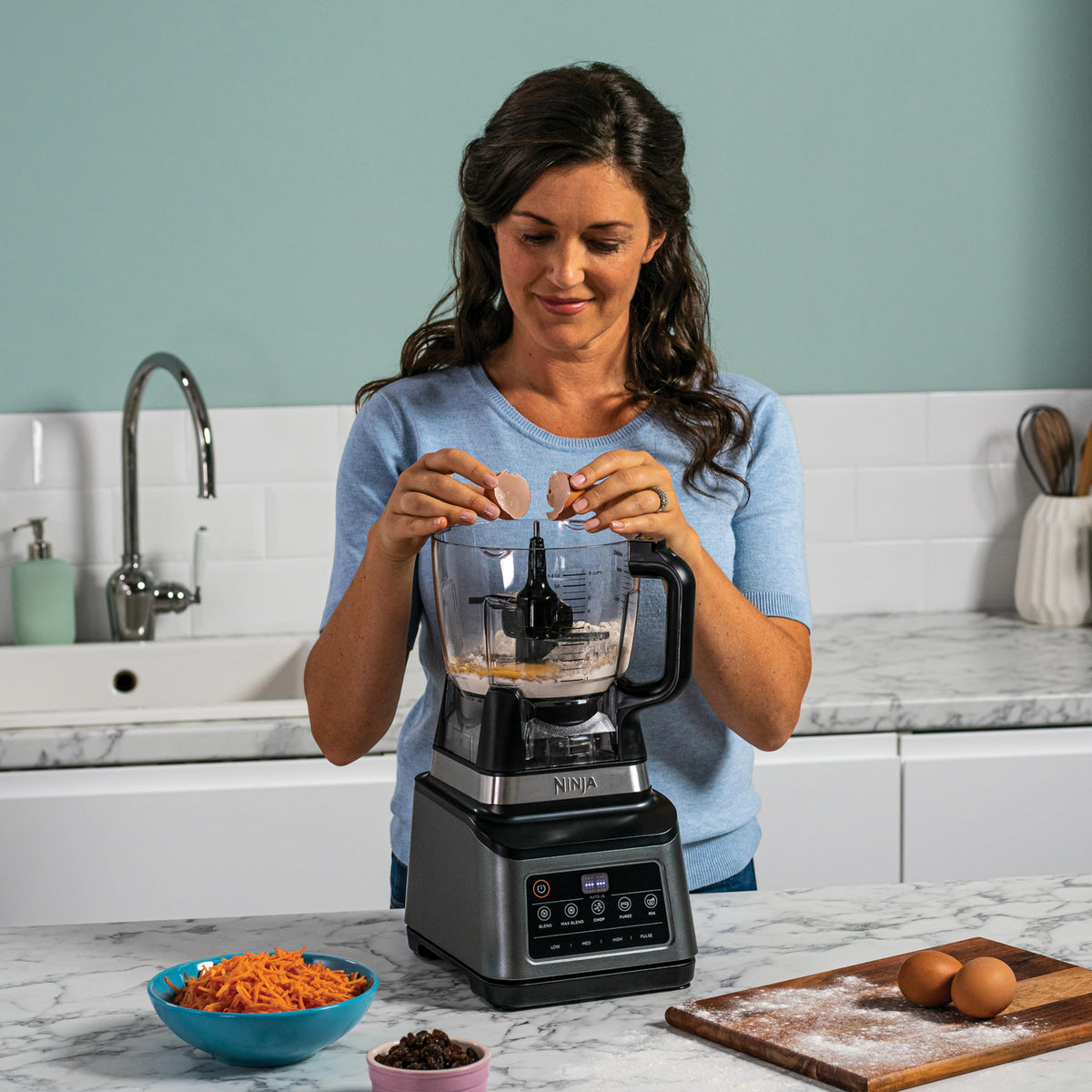 Ninja 3-in-1 Food Processor & Blender with 5 Automatic Programs: Blend, Max Blend, Chop, Mix, Puree, 1.8L Bowl, 2.1L Jug, 700ml Cup, 1200W, Dishwasher Safe Parts, Auto-iQ, Black BN800UK